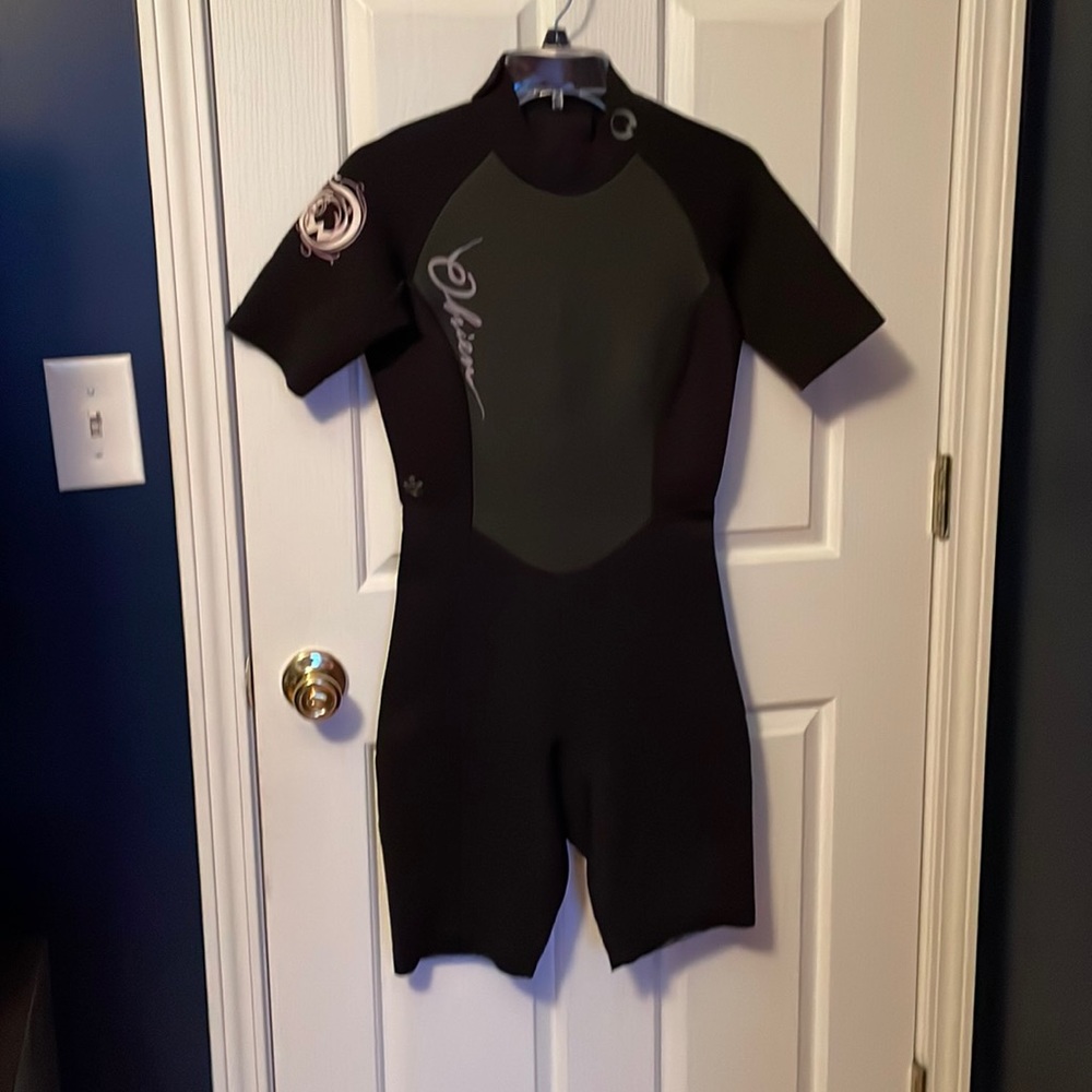 O’Brien shorty wet suit. Women’s large black with gray, cream & lavender print